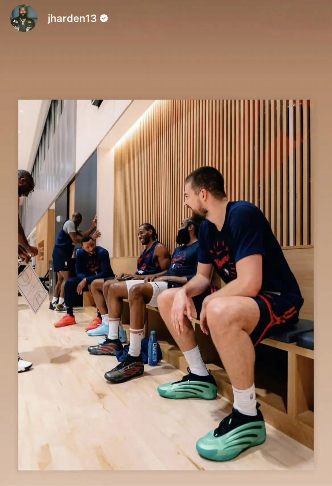 转折点！洛杉矶快船调整名单，NBA常规赛集结日攻防权衡，引发热议，训练强度明显提升的简单介绍-开云体育app